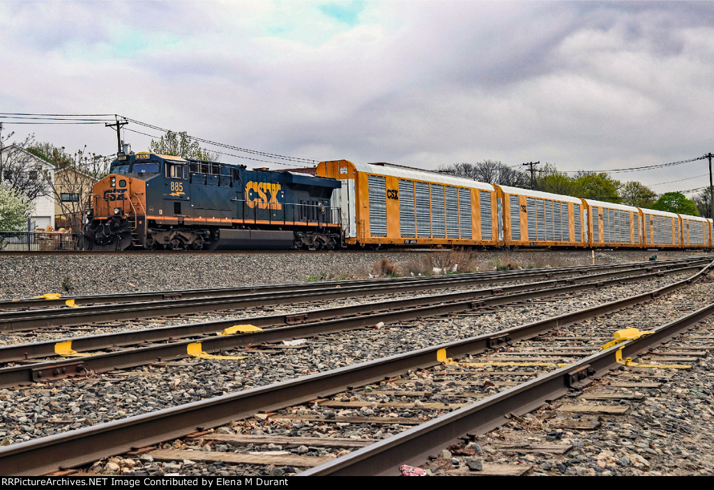 CSX 885 on M-567